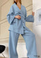 Conjunto de pijama bohemio de Emily Cotton en azul y azul marino.
